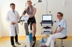 Herztest auf dem Ergometer: Andreas Voglsammer (Mitte) absolviert unter der Anleitung von Prof. Dr. Fikret Er (Chefarzt der Klinik für Innere Medizin I) und Jessica Hischke (medizinische Fachangestellte) ein Belastungs-EKG. © Klinikum Gütersloh