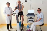 Herztest auf dem Ergometer: Andreas Voglsammer (Mitte) absolviert unter der Anleitung von Prof. Dr. Fikret Er (Chefarzt der Klinik für Innere Medizin I) und Jessica Hischke (medizinische Fachangestellte) ein Belastungs-EKG. © Klinikum Gütersloh