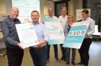 (v.l.): Dr. Michael Walther, Projektmanager der KlimaExpo.NRW, Prof. Dr. Jens Haubrock, Studiengangsleiter am Fachbereich IuM der FH Bielefeld, Hanno Lechtermann von der Bäckereikette Lechtermann & Pollmeier, Dr. Peter Westerbarkey von Westaflex und Stefanie Balzarek, Projektleiterin der Archimedes GmbH. Fit2Load ist Schritt 309 von 1.000 in eine klimafreundliche Zukunft. © KlimaExpo.NRW