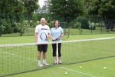Marco Höttinger, Jüngstenkoordinator und Verbandstützpunkttrainer des Westfälischen Tennisverbands e.V., spielte auf den Rasenplätzen im Gräflichen Park ein lockeres Match mit Anna-Lena Thuns, Auszubildende für  Büromanagement in der Unternehmensgruppe Graf von Oeynhausen-Sierstorpff (Foto: Gräflicher Park)