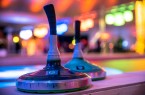 Das Indoor-Event mit Teamspirit: Nach dem großen Erfolg der „EisSpielZeiten“ in den vergangenen beiden Wintern kommt die dritte Auflage der wetterunabhängigen Spielvariante des Eisstock-Curlings vom 21. November 2018 bis 09. Februar 2019 wieder im GERRY WEBER EVENT CENTER in HalleWestfalen zur Austragung. © Tikitaka GmbH (Detmold)