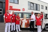 Informieren über ihre Arbeit - Katrin Winkler (Mitte links) und Regionalvorstand Matthias Schröder (Mitte rechts) mit dem Team des Fördererservice. © Johanniter-Unfall-Hilfe e.V.