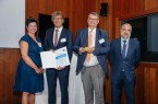 Freuen sich über die Auszeichnung, v.l.n.r.: Regina-Dolores Stieler-Hinz (Beigeordnete für Bildung, Kultur, Sport und Freizeit), Bürgermeister Michael Jäcke, Peter Kienzle (Erster Beigeordneter) und Staatssekretär im Bundesinnenministerium Dr. Markus Kerber. © Stadt Minden