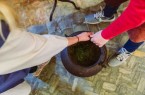 Ganz schön schwer der alte Kochtopf: Bei den Sommerferienspielen in der Wewelsburg stehen viele Mitmachaktionen auf dem Programm. © Lina Loos für das Kreismuseum Wewelsburg