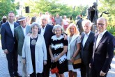 (von links:) Bürgermeister Theo Mettenborg, Bruno Höner, Hilde und Dr. Wilfried Koch, Mechthild Höner, Inge und Bernd Jostkleigrewe sowie Landtagspräsident André Kuper freuen sich über die wertvolle Ergänzung des Flora-Parks.