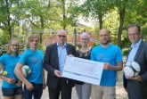 Spendenübergabe: BITel-Geschäftsführer Josef Glöckl-Frohnholzer (3. v.l.), Katharina Schilberg (4. v.l.) und Martin Knabenreich (r.) von Bielefeld Marketing überreichen den symbolischen Scheck in Höhe von 3.000 Euro an Carmen Johannhardt, Leonhard Stoffels und Felix Lüppens von MobySports (v.l.). © Bielefeld Marketing GmbH