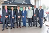Hoher Besuch aus dem Milliardenreich China bei der Auto-Zentrale Thiel in Rheda-Wiedenbrück. Das Foto zeigt v.l. Jürgen Macke (Geschäftsleiter Auto-Zentrale Thiel), Jinwei Li (After Sales Management Volkswagen Group China), Lance Lin (Head of Aftersales Volkswagen Taiwan), Yue Pei (Volkswagen Group Import China), Hubert Korzuschek ( After Sales Operations Volkswagen Nutzfahrzeuge), Andreas Wehrhahn (Bezirksleiter Service Volkswagen Nutzfahrzeuge) und Michael Hildebrandt (Serviceleiter Auto-Zentrale Thiel).