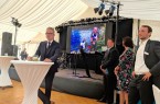 Stellvertretend für die AUBIaner sprachen Thorben Örmann, Dominik Lindemeier, Sabine Peitzmeier und Florian Horstmeier (v.l.n.r.) und bedankten sich bei Familie Köstring. Auf der Leinwand im Hintergrund: Heiko Köstring bei einem Betriebsausflug (Bild: AUBI-plus GmbH)