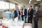 Ulf Kattelmann, Geschäftsführender Gesellschafter von KADECO, bei der Besichtigung seines Betriebes während der Best-Practice-Tour mit IHK-Präsident Wolf D. Meier-Scheuven, IHK-Geschäftsführer Swen Binner und IHK-Hauptgeschäftsführer Thomas Niehoff (v. l.).