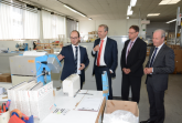 Ulf Kattelmann, Geschäftsführender Gesellschafter von KADECO, bei der Besichtigung seines Betriebes während der Best-Practice-Tour mit IHK-Präsident Wolf D. Meier-Scheuven, IHK-Geschäftsführer Swen Binner und IHK-Hauptgeschäftsführer Thomas Niehoff (v. l.).