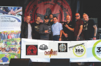 Stellvertretender Vorsitzender Mathias Hornberger (Bildmitte) freute sich sehr über die Summe, die bei dem überwältigenden Konzert der vier heimischen Bands  Soul Harvester, Bolthead, Weed und Cheap Dirt zusammenkam: „Dies unterstützt unsere Sportprojekte in der heimischen Region zur Förderung von Kindern und Jugendlichen, deren Lebensläufe von Vernachlässigung oder Gewalt geprägt sind.“
