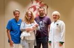 Auch Julia Peterhanwahr und Matthias Wissel (Mitte) fühlten sich bei der Geburt von Tochter Ella im Klinikum Gütersloh sehr wohl und danken Meike Kruse (leitende Hebamme, links) und Chefärztin Dr. Wencke Ruhwedel (rechts) für die gute Betreuung.