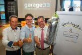 Freuten sich über ein erfolgreiches erstes Jahr „garage33“: V. l. Dr. Otto Drosihn (Vorsitzender von „Paderborn überzeugt. e.V.“), Prof. Dr. Rüdiger Kabst (Vizepräsident für Wissens- und Technologietransfer der Universität Paderborn und Leiter des Techno-logietransfer- und Existenzgründungs-Centers der Uni) sowie Paderborns Bürgermeister Michael Dreier.Foto 1 (Universität Paderborn, Kamil Glabica):