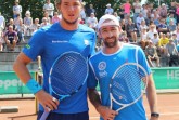 Der aktuelle Haller Davis-Cup-Spieler Jan-Lennard Struff (links) gestattete dem heute für fläsh TC Weinheim spielenden ehemalige Davis-Cup-Akteur Benjamin Becker im direkten Bundesliga-Duell keine Siegchance. © Olaf Sorge (Blau-Weiss Halle)