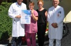 Im Team gegen krankhafte Fettleibigkeit: Die Operateure Dr. Florian Dietl und Harry Feist, Leitender Oberarzt in der Klinik für Allgemein- und Viszeralchirugie des St. Josef Hospital Bad Driburg (v.l.) sowie die Fachkoordinatorin für Adipositas und metabolische Erkrankungen, Tanja Kunze. Mone Hinse ist eine ehemalige Patientin. Sie brachte vor der Operation 138 Kilogramm auf die Waage: Jetzt wiegt sie noch 67 Kilo.