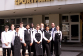 Das GERRY WEBER SPORTPARK HOTEL in HalleWestfalen ist als renommierte Ausbildungsstätte anerkannt und bietet elf Azubis nach erfolgreichem Abschluss der Ausbildung eine Aussicht auf Festanstellung. Nach traditioneller Begrüßung von Hoteldirektor Ben Lambers (2.v.r) freuen sich auf die anstehenden beruflichen Herausforderungen die Nachwuchskräfte (von links): Sascha Winkel (Koch), Marco D‘Este (Koch), Can Ucaroglu (Restaurantfachmann), Dmitri Wassetschko (Koch) mit den angehenden Hotelfachmännern Kamil Ali und Anthony Boateng sowie den Hotelfachfrauen Johanna Schneider, Marie Manter, Jennifer Chioma Igboanusi und Kim Kalisch. Es fehlt Violette Owtschinnikow. © GERRY WEBER WORLD (HalleWestfalen)