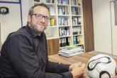 Foto: Prof. Dr. Dr. Claus Reinsberger wurde im April 2014 als deutschlandweit erster Neurologe auf den sportmedizinischen Lehrstuhl an der Universität Paderborn berufen.Foto Universität Paderborn, Simon Ratmann.