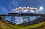 Die Erzgebirgische Aussichtsbahn überquert das Markersbacher Viadukt