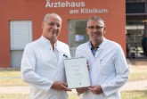 Dr. Matthias Kapischke, Chefarzt der Klinik für Allgemein-, Viszeral- und minimalinvasive Chirurgie, und Oberarzt Dr. Michael Kombrink freuen sich über das Siegel „Qualitätsgesicherte Hernienchirurgie“. © Klinikum Gütersloh