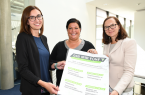 IHK-Ausbildungsberaterin Justine Lexy, Christiane Nötzel von der Handwerkskammer und Beate Scigala-Blatt, koordinierende Leitung in der Jugendberufsagentur Bielefeld, stellten die "Gib mir fünf"-Aktionswoche in Bielefeld vor (v.l.)