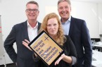 Einladung zum Mitgestalten für die digitale Zukunft in Gütersloh: Bürgermeister Henning Schulz, Veranstaltungsorganisatorin Lena Jeckel und Kultur-Beigeordneter Andreas Kimpel werben für die Teilnahme an der Auftaktveranstaltung am 23. November im Gütersloher Theater.