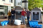 (v.r.) Bernd Schüre, Andrea Flötotto (Fachbereich Umweltschutz), Bjarne Brakensiek und Carolin Reckmann (Bundesfreiwillige im Fachbereich Umweltschutz) präsentieren anschaulich das Ergebnis der Eisblockwette. © Stadt Gütersloh