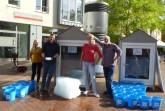 (v.r.) Bernd Schüre, Andrea Flötotto (Fachbereich Umweltschutz), Bjarne Brakensiek und Carolin Reckmann (Bundesfreiwillige im Fachbereich Umweltschutz) präsentieren anschaulich das Ergebnis der Eisblockwette. © Stadt Gütersloh