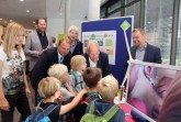 Auch die Jüngsten interessierten sich am „Tag der Bildung“ für die Windkraft und grüne Ideen: Sonja Selbig (l.), Leiterin der Kita-EffHa, mit einer Kindergruppe und (v. l.) IuM-Dekan Prof. Dr. Lothar Budde, Rainer Menze (Dezernent Bezirksregierung Detmold), FH-Präsidentin Prof. Dr. Ingeborg Schramm-Wölk, Oberbürgermeister Pit Clausen und Prof. Dr. Jens Haubrock.