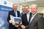 Präsentierten die Ergebnisse der aktuellen IHK-Herbstkonjunkturumfrage Wolf D. Meier-Scheuven, IHK-Präsident, Harald Grefe, stellvertretender IHK-Hauptgeschäftsführer, Dr. Christoph von der Heiden, IHK-Geschäftsführer, und Thomas Niehoff, IHK-Hauptgeschäftsführer (von links). 
Foto: IHK Ostwestfalen