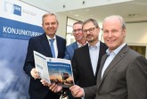 Präsentierten die Ergebnisse der aktuellen IHK-Herbstkonjunkturumfrage Wolf D. Meier-Scheuven, IHK-Präsident, Harald Grefe, stellvertretender IHK-Hauptgeschäftsführer, Dr. Christoph von der Heiden, IHK-Geschäftsführer, und Thomas Niehoff, IHK-Hauptgeschäftsführer (von links). 
Foto: IHK Ostwestfalen
