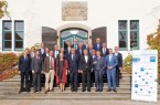 Informierten sich auf Schloss Benkhausen über die aktuellen Entwicklungen des Exportgeschäfts: die Teilnehmer des IHK-Außenwirtschaftsausschusses. Foto: Gauselmann Gruppe