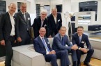 In der passenden Location: (stehend v.l.) COR-Geschäftsführer Leo Lübke, Thomas Sterthoff (Wirtschaftsinitiative) Albrecht Pförtner (pro Wirtschaft GT), Gerd Hoppe (Wirtschaftsinitiative), (sitzend v.l.) Johannes Hüser (Wirtschaftsinitiative), Landrat Sven-Georg Adenauer und Volker Ervens (Wirtschaftsinitiative) sprachen im COR-Haus über das Thema Design.