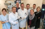 In einem neuen Untersuchungsraum (v.l.): Sandra Stuczys (pflegerische Leitung), PD Dr. Gero Massenkeil (Chefarzt der Klinik für Innere Medizin II), Jens Alberti (Pflegedirektor), Prof. Dr. Axel von Bierbrauer (Chefarzt der Klinik für Innere Medizin III), Marco Gnas (pflegerische Leitung), Annika Hubold (Melisch Architekten), Andre Schmedt (Oberarzt in der Klinik für Innere Medizin II) und Birgit Melisch (Melisch Architekten)