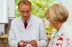 Das Endoprothetikzentrum am Klinikum Gütersloh operiert künstliche Hüftgelenke, wie hier im Bild zu sehen, über den Anterioren Minimal Invasiven Zugang (AMIS). Dies hat für die Patienten viele Vorteile, weiß Dr. Frank Hellwich (links).
