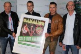 Tournee-Auftakt vor 7.100  Fans in HalleWestfalen: „Volks-Rock’n’Roller“ Andreas Gabalier (2. v. rechts) erhält den „Sold Out-Award“ überreicht von Geschäftsleiter Alexander Hardieck (2. v. rechts, GERRY WEBER WORLD) für den ausverkauften Premieren-Auftritt im GERRY WEBER STADION. Bei der Übergabe waren ebenfalls dabei: Klaus Bartelmuss (links, Management Andreas Gabalier) und Manfred Hertlein (Tournee-Veranstalter) © GERRY WEBER WORLD