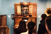 BesucherInnen vor der Hupfeld Violina. © Deutsches Automatenmuseum