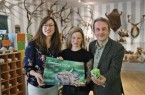 Sarah Jonek (Mitte) hat wieder tolle Motive aus dem Tierpark eingefangen. Zusammen mit Yvonne Liebold (Stadtwerke Bielefeld) und Herbert Linnemann (Tierparkleiter) präsentiert sie den Kalender für 2019. © Katja Leszczynski / Tierpark