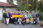 Begrüßung beim Start der 15. Bürener Wanderwoche. Berthold Ackfeld, Touristik- Gemeinschaft, Kerstin Salerno, Stadt Büren, Benedikt Stiewe, Hauptsponsor Volksbank Bril- on-Büren-Salzkotten, Marita Krause, ständige Vertreterin des Bürgermeisters, und viele der ehrenamtlichen Wanderführer mit den Gästen aus ganz Deutschland und der Region. Foto: Stadt Büren