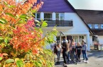 Die Filmgruppe bei den Dreharbeiten auf dem Außengelände vom Haus Neuland (im Hintergrund: das Lila Haus).Foto: Haus Neuland
