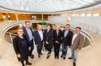 Über die Nachricht freuen sich gemeinsam (v.l.) Gesa Fischer (Wissenschaftsbüro der Bielefeld Marketing), Martin Knabenreich (Bielefeld Marketing), Oberbürgermeister Pit Clausen, Friederike Kriete (Hauer Dipl.-Ing. Architekten BDA), FH-Präsidentin Prof. Ingeborg Schramm-Wölk, Uni-Rektor Prof. Gerhard Sagerer und Giovanni Fusarelli (Wissenschaftsbüro der Bielefeld Marketing).  Foto: Bielefeld Marketing/ Patrick Piecha