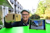 Vincent Beringhoff ist Medienpädagoge im Haus Neuland und freut sich auf das Projekt „UmWelt360“. Interessierte Schulen aus OWL können sich jetzt dafür bewerben. Im Projekt erstellen die Jugendlichen 360-Grad-Fotos und -Videos. Die Multimedia-Storys rund ums Thema Nachhaltigkeit werden zum Abschluss in einer Ausstellung präsentiert und können mit VR-Brillen (hier ist ein selbstgemachtes und kostengünstiges Modell zu sehen) angeschaut werden. Foto: Haus Neuland