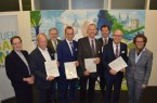 Regierungspräsidentin Marianne Thomann-Stahl (links) und Ina Scharrenbach, Ministerin für Heimat, Kommunales, Bau und Gleichstellung des Landes Nordrhein-Westfalen (rechts), haben in Bielefeld Förderbescheide über 17,36 Millionen Euro übergeben. Über die öffentliche Förderung freuen sich (von links): Bielefelds Oberbürgermeister Pit Clausen, Lemgos Bürgermeister Dr. Reiner Austermann, Höxters Bürgermeister Alexander Fischer, Lemgos Bürgermeister Stefan Rother, Rainer Vidal (Bürgermeister Nieheim) und Paderborns Landrat Manfred Müller.