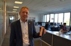 Dr. Sascha Nolte, Leiter des Smart Connectivity Competence Centers, zeigt in den Räumen des Smart Connectivity Competence Center im CENTRUM INDUSTRIAL IT (CIIT), voran die Mitarbeiter in Lemgo zukünftig arbeiten.