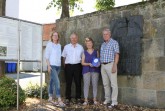 Evelyn und Dave Hill auf Spurensuche zur Familiengeschichte in Büren: Hier besuchten sie gemeinsam mit Stadtarchivar Hans-Josef Dören (r.) und Marianne Witt-Stuhr (Leiterin Stadtmarketing) das Denkmal an der ehemaligen Synagoge.