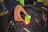 Kleiner Clip, große Wirkung: Der Clip ist magnetisch und kann auf leichte Weise an Kleidung oder Handtaschen und Rucksäcken befestigt werden.           Foto: NordWestBahn/Detlef Heese