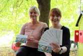 Bei Interesse bitte zurücksenden: Patricia Hanschmidt-Engelmann und Michaela Hartman vom Pflegekinderdienst der Stadt Gütersloh zeigen die neue Postkarte. © Stadt Gütersloh