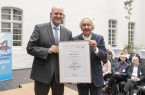 Jörg Möllenbrock (links), unter anderem zuständig für die europäische Praktikumsbörse bei der Stadt Gütersloh, nahm die Auszeichnung von Minister Holthoff-Pförtner entgegen.