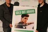 Die musikalische Erfolgsgeschichte von Wincent Weiss (rechts) lebt weiter: Geschäftsführer Ralf Weber (GERRY WEBER WORLD) überreichte dem 25-jährigen Sänger den „Sold Out-Award“ für sein ausverkauftes Live-Konzert vor 2.499 Fans im Rahmen der „Irgendwas gegen die Stille“-Tournee im ausverkauften GERRY WEBER EVENT CENTER in HalleWestfalen. © GERRY WEBER WORLD