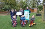 Die Kinder der KiTa freuen sich schon auf die Rennstrecke. Tanja Müller und Anne Steuernagel von der Kinderbrücke sowie Susanne Rosenbaum, Natalie Pietsch und Hans- Werner Bruns von der BBF präsentieren den Plan.