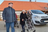 Ausflug in die Umgebung sind ein beliebter ‚Tapetenwechsel‘ für die Bewohner des Hauses Stephanus in Hiddenhausen. Rainer Krüger (v.l.), Hildegard Gerbsch und Karin König genießen die Auszeit im Hofcafé. © Johanneswerk/Christian Weische
